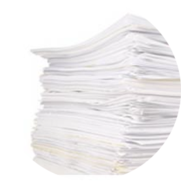 Pilha alta de folhas de papel sulfite